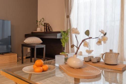 a living room with a table with oranges on it at 桜の川9 池袋一戸建 2-12人丨Ikebukuro Villa 2-12 people in Tokyo