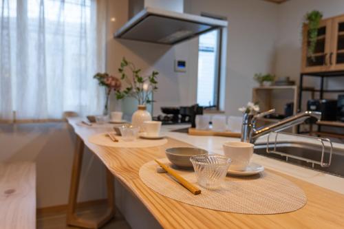 una encimera de cocina con tazas y utensilios. en 桜の川9 Ikebukuro Villa Free parking More than 15 people donki Large TV en Tokio