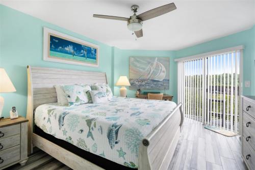 塔維涅的住宿－1206 Ocean Pointe，一间卧室配有一张床和吊扇