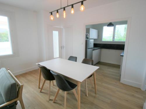 une cuisine et une salle à manger avec une table et des chaises dans l'établissement Maison Rénovée 200m du Centre et 350m Plage - Cour Fermée, 2 Chambres, Tout Équipé - FR-1-22-322, à La Tranche-sur-Mer