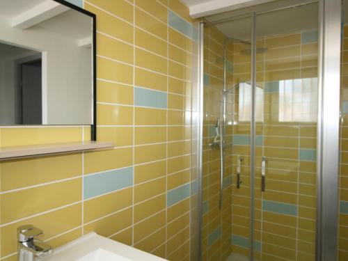 une salle de bain avec un lavabo et une douche dans l'établissement Maison rénovée proche plage, jardin clos, terrasse et parking privé - FR-1-22-353, à La Tranche-sur-Mer