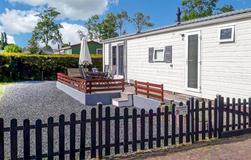 Amazing Caravan In Tzummarum With 3 Bedrooms And Wifi