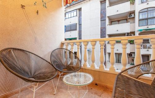 Un balcón con dos sillas y una mesa. en Cozy Apartment In Torrevieja With Wifi, en Torrevieja