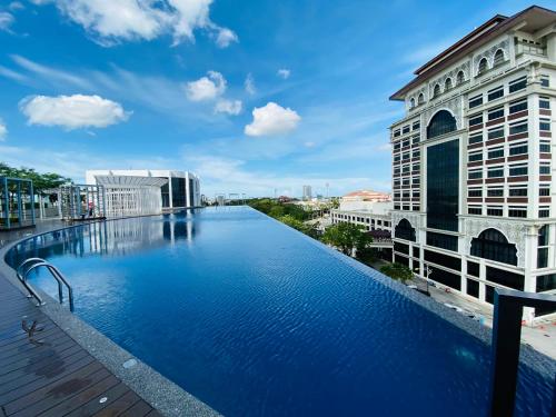 una grande piscina in cima a un edificio di The Opal Suite Troika Kota Bharu 1 Bedroom a Kota Bharu