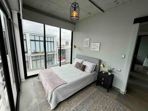 Llit o llits en una habitació de Modern Apartment near Cayala