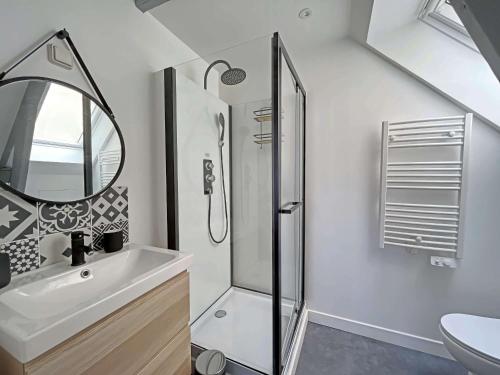 une salle de bain avec un lavabo et une douche dans l'établissement Studio Rénové 16m² au Cœur de Berck Plage - Tout Équipé avec Wifi - FR-1-646-56, à Berck-sur-Mer