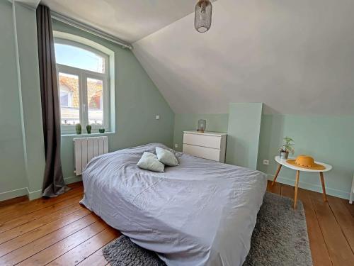 une chambre avec un lit, une fenêtre et une table dans l'établissement Studio Rénové 16m² au Cœur de Berck Plage - Tout Équipé avec Wifi - FR-1-646-56, à Berck-sur-Mer