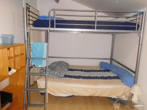 Ce lit superposé se trouve dans un dortoir doté de lits superposés. dans l'établissement Charmante maisonnette près de la plage, 6 pers, équipements complets, parking privé, La Faute-sur-Mer - FR-1-476-205, à La Faute-sur-Mer