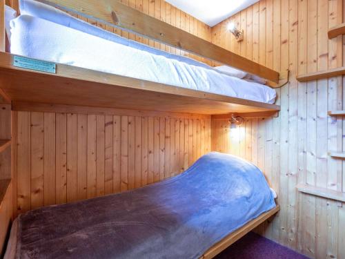 a bedroom with two bunk beds in a wooden wall at Appartement Méribel, 2 pièces, 4 personnes - FR-1-180-588 in Les Allues
