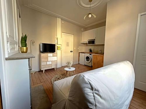 un salon avec un canapé et une cuisine dans l'établissement Charmant Studio au Coeur de Berck Plage, à 5 min de la Mer - FR-1-646-57, à Berck-sur-Mer