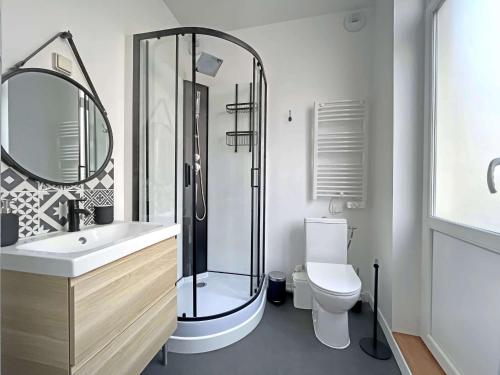 une salle de bain avec douche et toilettes dans l'établissement Charmant Studio au Coeur de Berck Plage, à 5 min de la Mer - FR-1-646-57, à Berck-sur-Mer