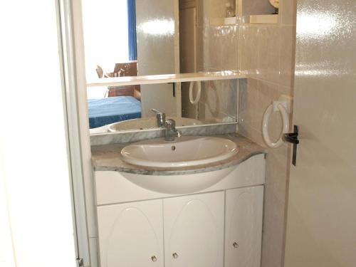 Photo de la galerie de l'établissement Appartement 1 chambre à Saint-Jean-de-Monts avec garage privé - FR-1-323-304, à Saint-Jean-de-Monts