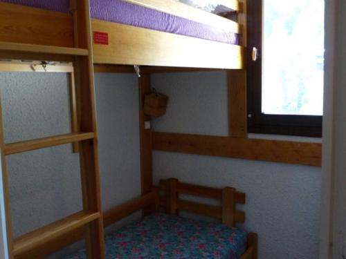 Cette petite chambre comprend des lits superposés et une fenêtre. dans l'établissement Studio cabine 4 personnes, balcon et accès direct pistes - FR-1-322-562, aux Orres