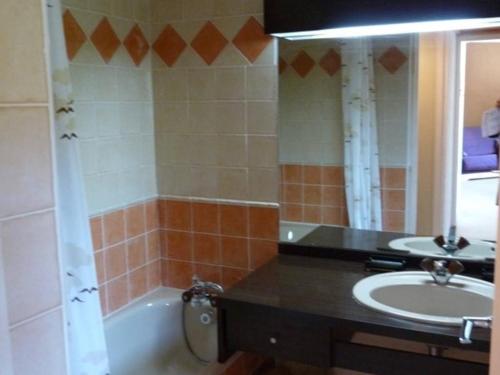 une salle de bain avec une baignoire, un lavabo et un miroir dans l'établissement Studio cabine 4 personnes, balcon et accès direct pistes - FR-1-322-562, aux Orres