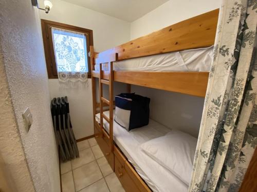 quelques lits superposés dans une chambre dans l'établissement Studio cosy pour 4 pers., expo Sud, près des pistes et commerces, avec balcon et équipements complets - FR-1-733-151, à Crest-Voland