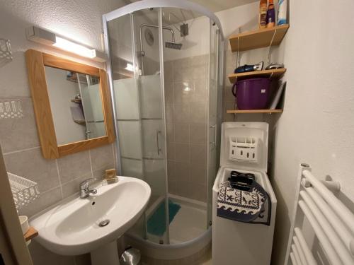 une petite salle de bain avec un lavabo et une douche dans l'établissement Studio cosy pour 4 pers., expo Sud, près des pistes et commerces, avec balcon et équipements complets - FR-1-733-151, à Crest-Voland