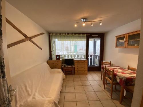 un salon avec un canapé et une table dans l'établissement Studio cosy pour 4 pers., expo Sud, près des pistes et commerces, avec balcon et équipements complets - FR-1-733-151, à Crest-Voland