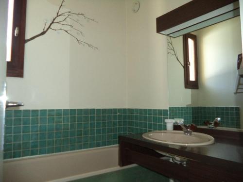 une salle de bain avec un lavabo et une baignoire dans l'établissement Studio lumineux 4 pers au pied des pistes avec balcon - Les Orres - FR-1-322-561, aux Orres