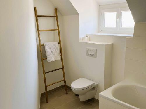 une salle de bain avec toilettes, lavabo et fenêtre dans l'établissement Appartement Confort à Bénodet: Plage et Commerces à Pied, Parking Privé, 4 Pers. - FR-1-481-152, à Bénodet