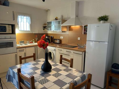 Maison 3 pièces avec piscine, parking, animaux admis - Fleury-Saint-Pierre-la-Mer - FR-1-229D-126