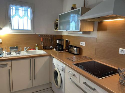 Photo de la galerie de l'établissement Maison 3 pièces avec piscine, parking, animaux admis - Fleury-Saint-Pierre-la-Mer - FR-1-229D-126, à Fleury