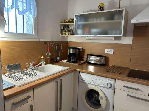 Photo de la galerie de l'établissement Maison 3 pièces avec piscine, parking, animaux admis - Fleury-Saint-Pierre-la-Mer - FR-1-229D-126, à Fleury