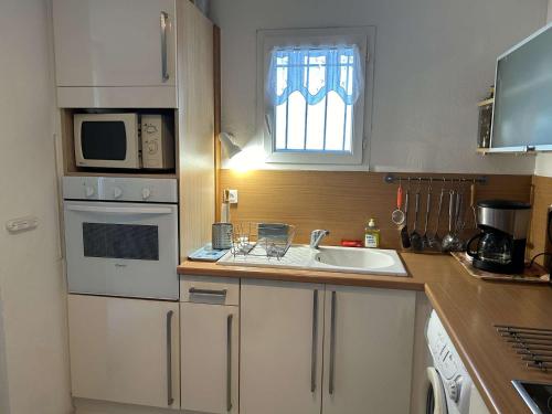 Photo de la galerie de l'établissement Maison 3 pièces avec piscine, parking, animaux admis - Fleury-Saint-Pierre-la-Mer - FR-1-229D-126, à Fleury