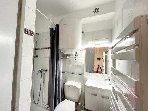 une salle de bain avec toilettes et lavabo dans l'établissement Charmant Studio avec Balcon - Proche Thermes, Centre-ville et Golf - Animaux Acceptés - FR-1-451-203, à Lamalou-les-Bains
