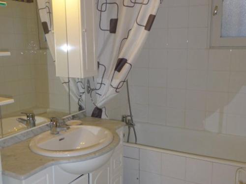 une salle de bain blanche avec un lavabo et une douche dans l'établissement Appartement skis aux pieds 4 pers avec terrasse ensoleillée - L'Alpe d'Huez - FR-1-405-348, à Huez