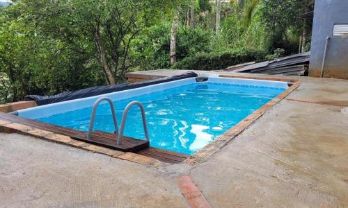 a swimming pool on top of a house at Hospedaje RM in Villeta