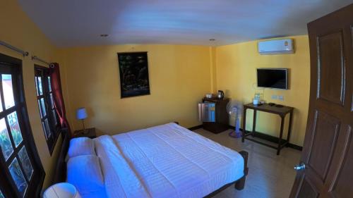 a bedroom with a bed and a television in it at Sapparot Bar & Bungalows in Ko Chang