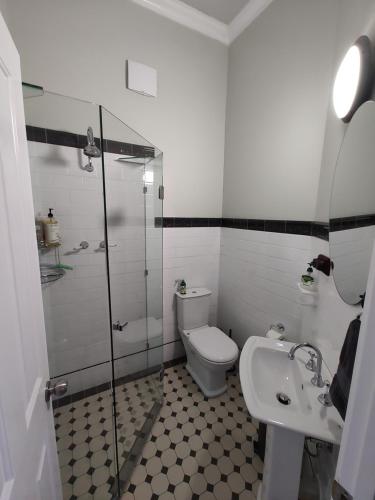 Bilik mandi di Fremantle Bed & Breakfast