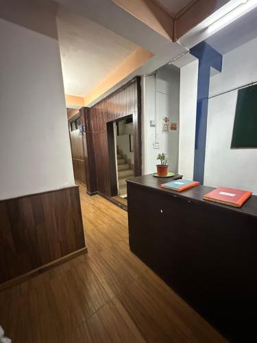 un bureau avec une réception et un couloir dans l'établissement Cloudy hills, à Darjeeling