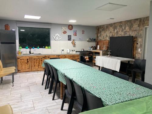 cocina con mesa y sillas y cocina con encimera en Los cardones, en Gobernador Gregores