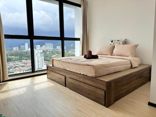 Un dormitorio con una cama con un osito de peluche. en Urban Pleasure Suites Central of GeorgeTown Jelutong, en Jelutong