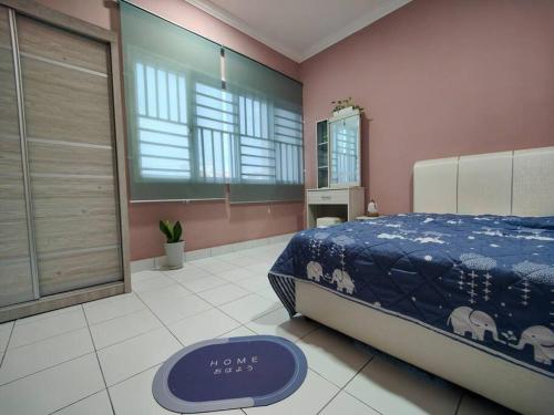 una camera da letto con un letto e una grande finestra di Home at Tampin @ A Famosa Resort @ Melaka a Kampong Alor Gajah