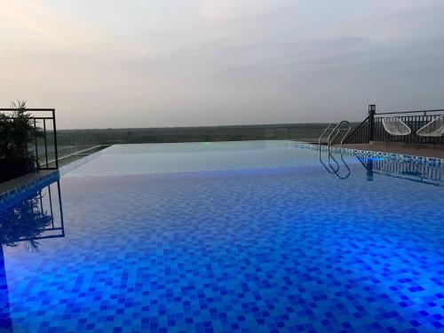uma grande piscina azul com água azul em Hotel Stylish Tân Khai em Hớn Quản