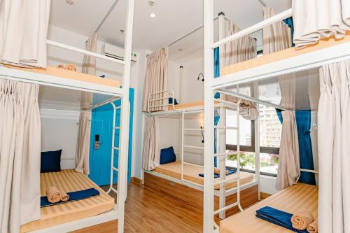 a room with bunk beds in a hostel at MONTANA HOMESTAY VUNG TAU in Vung Tau