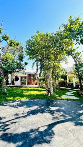 a house with trees in the middle of a driveway at Nainan resotel ในน่าน รีโซเทล in Nan