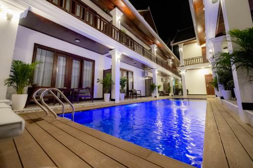 a swimming pool in the middle of a building at Cozy An Boutique Hotel Luangprabang in Luang Prabang