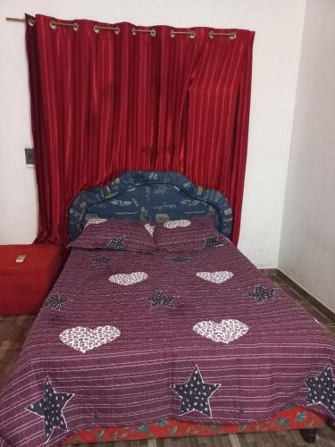ein Bett mit einer lila Tagesdecke mit Herz drauf in der Unterkunft HOSPEDAJE 3 de Mayo in Encarnación