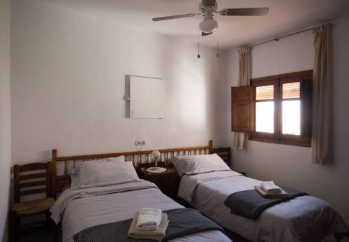 Cette chambre comprend 2 lits et une fenêtre. dans l'établissement Vista Castillo Apartments, à Alora
