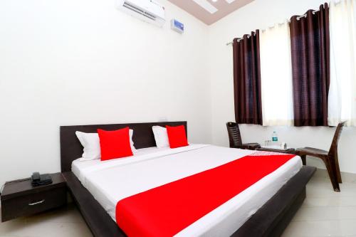 A bed or beds in a room at OYO Hotel Chanderlok