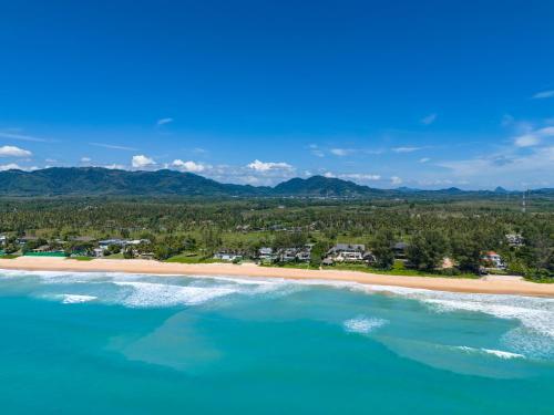 una vista aerea di una spiaggia con montagne sullo sfondo di Twin Villas Natai - 10 Bedroom Luxury Beach Front Villa a Natai Beach