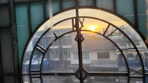 Východ nebo západ slunce při pohledu z hostelu nebo okolí