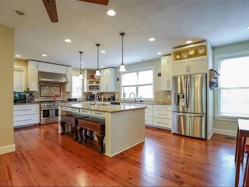 Η κουζίνα ή μικρή κουζίνα στο Cabin Retreat on 5 Acres