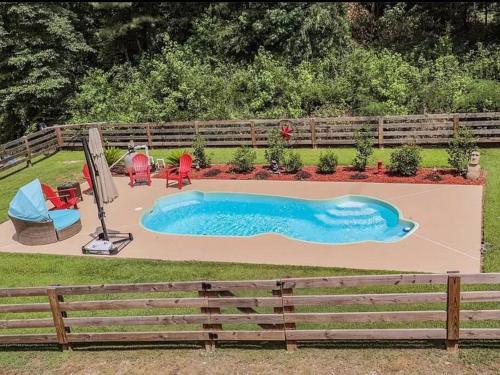 Πισίνα στο ή κοντά στο Cabin Retreat on 5 Acres