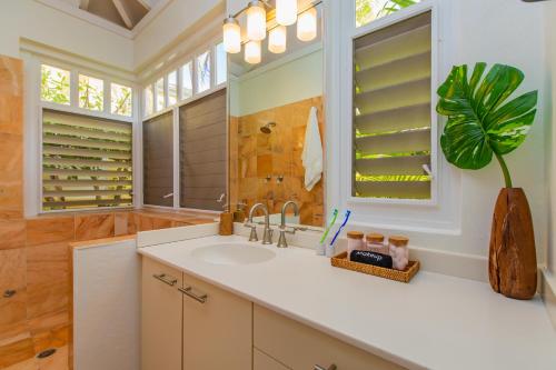 baño con lavabo y ventana en Seaview Palms Villa - St Croix USVI, en Christiansted