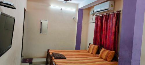 a hospital room with a bed and a television at OYO SRIVARI PREMIUM HOMESTAYS in Vellore