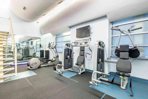 einen Fitnessraum mit mehreren Laufbändern in einem Zimmer in der Unterkunft Hotel-Studio @ The Mansfield Midtown in New York